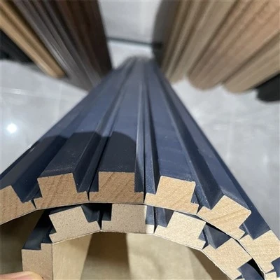 Panells flexibles de fusta de pi massís Tauler de decoració 3D flexible amb forma d'arc 600x2400mm 9mm de gruix Panell de fusta de pi flexible